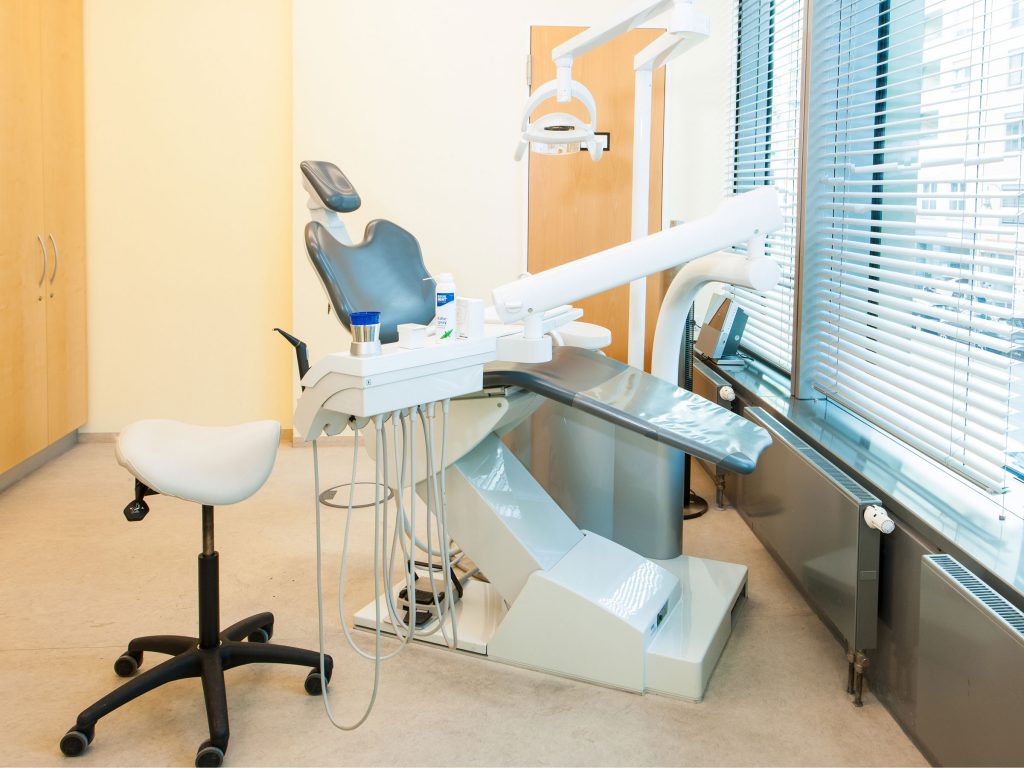 Behandlungsraum 5: oralchirurgische Behandlungen Zahnarztpraxis Dr. Freund & Kollegen Berlin